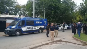 NO ERA BROMA: ALLANAN DOMICILIOS DE AUTORES DE AMENAZAS Y ENCUENTRAN ARMAS EN LA PLATA