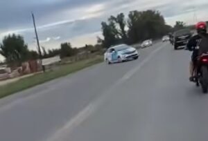 Inconcebible accionar de un empleado municipal de tránsito: cruzó el patrullero en plena ruta para detener a dos motociclistas
