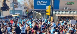 HOLA ¿CON LA POLICÍA? UN HOMBRE FALLECIÓ EN LOS FESTEJOS. ¿PODRÁN IR? LES QUEDA CERCA