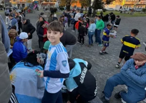 Figuritas del Mundial 2026: faltan sobres, sobran repetidas y completar el álbum se convirtió en una misión para los chicos de Cañuelas