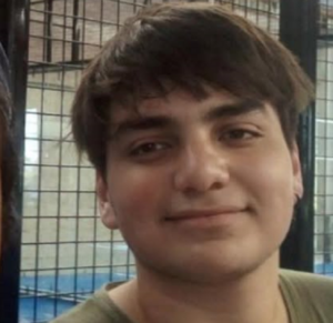 Según información vinculada a la causa, uno de los jóvenes habría sido identificado como quien arrojó la piedra que impactó contra Rojas.