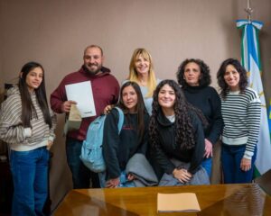 Inclusión e innovación en la Técnica N°1: Alumnas presentaron a Marisa Fassi el proyecto para el Desafío ECO YPF 2026