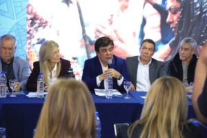 Comunicado de la FAM: Intendentas e intendentes de todo el país reeligieron a Fernando Espinoza al frente de la FAM y exigieron al presidente Milei una urgente corrección del rumbo económico.