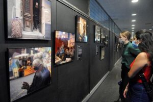 “Contá una historia”: Cañuelas inaugura una muestra fotográfica con show artístico